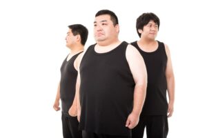 太っている男性が3人並んでいる画像